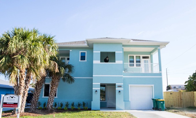 Port Canaveral House | One block to the beach. 3 bdrm/3.5 bath, many beach items, longboard, pickleball