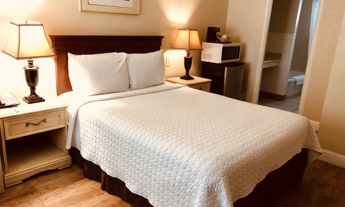 Northeast Carmel Cottage | One Double Bed Cottage