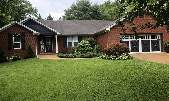 Collegedale House | one level brick home with pet friendly fenced back yard , close to Chattanooga