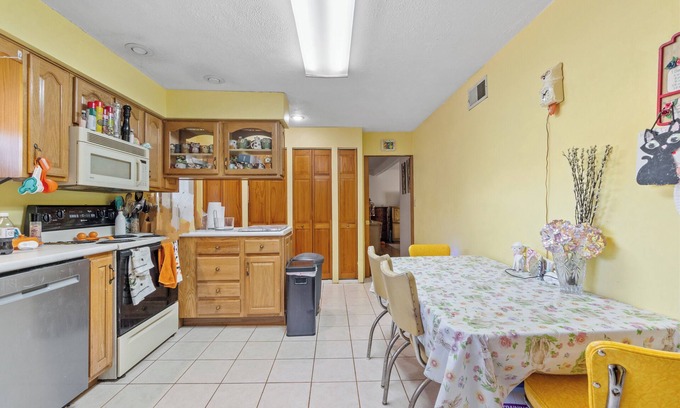 Plum House | One mile from the US Open with 3 en suites!