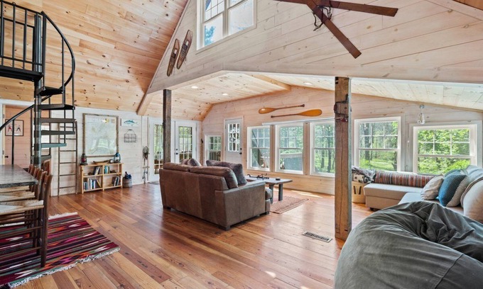 Elkton House | One-of-a-kind mountain cabin w hot-tub, near the Shenandoah NP