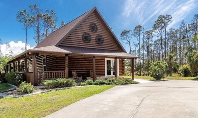 North Port Cabin | One of a kind, real log home in southwest Florida!