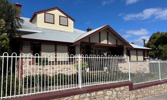 Maitland House | One of Maitland's original homes, transformed into a quality place to holiday.