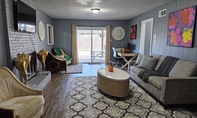 Memphis House | One of the Kind 10 BR, Estate Near Elvis Presley's Graceland, Sleeps Many.