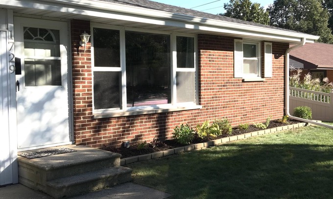 Green Bay House | Oneida St duplex 5 min walk to Lambeau 8 beds furnished full kitchen laundry
