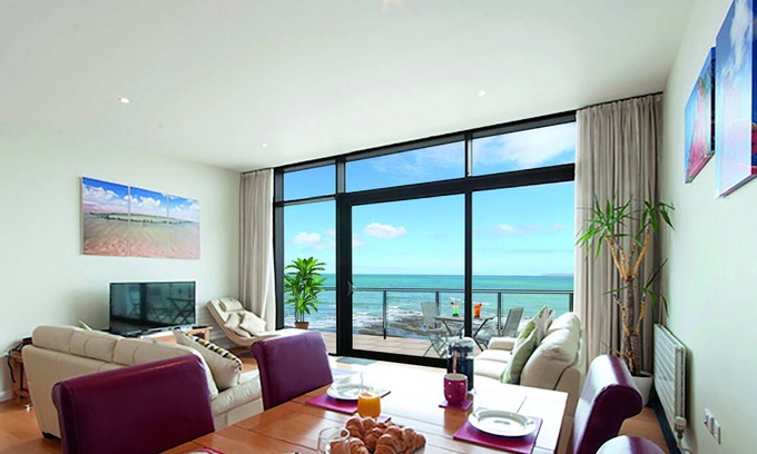 Westleigh Apartment | Only 1 of 2 flats in Horizon View offering top floor and 6 windows onto the sea