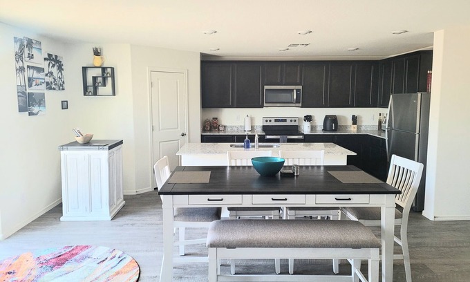 Florence House | Only 2 minutes to The Windmill Winery & less than 20 minutes to Country Thunder!