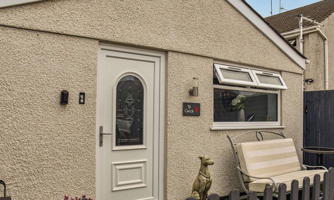 Porthcawl Cottage | Only a five-minute walk from the beach, town centre and local amenities.