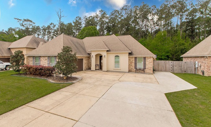 Hammond House | Only minutes from Chappapeela Sports Park and the Hammond Regional Airport.