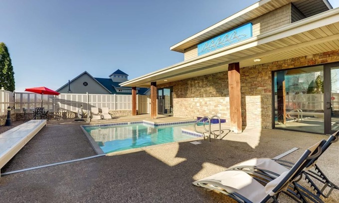 Moline Hotel | Onsite pool, Stoney Creek, Expanded King w/Whirlpool | 2 Units