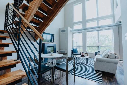 DeBaliviere Place Apartment | Open 2BR-1BA Penthouse w Pool and Balcony