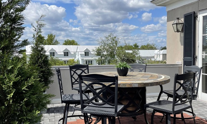 Radcliffeborough Condo | Open And Airy Penthouse Apartment 4 Blocks From Upper King Street !n