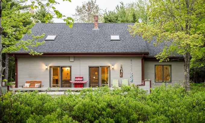 Hall Quarry House | Open and Sunny Saltbox Central to all of Acadia