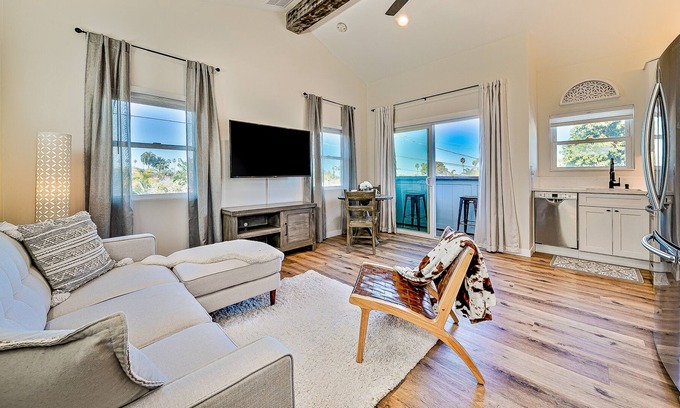 Sunset Cliffs Cottage | Open, sunlit condo with ocean glimpses, fast WiFi, central A/C, & a full kitchen