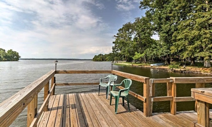 Houston House | Open View Lakehouse- Lake front house with fishing dock (NO SWIMMING)