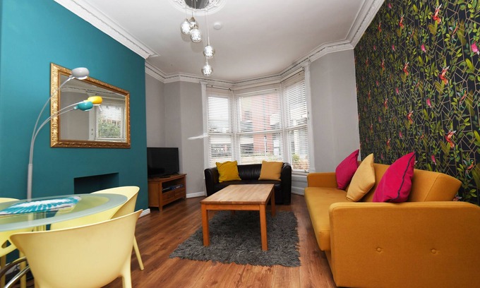 Harrogate City Centre Apartment | Opposite HG Convention Centre, Sleeps 14, 7 beds, Parking