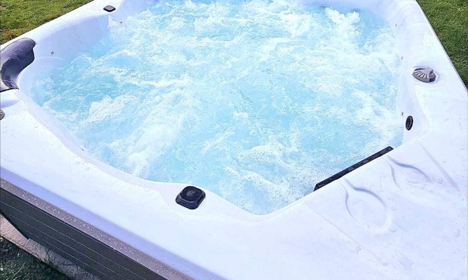 Minster on Sea House | Opulent Jacuzzi Retreat With Entertainment