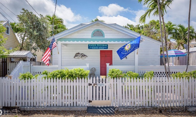 Downtown Cabin | Orange Blossom Suite | 1 bedroom 1 bath in steps off Duval