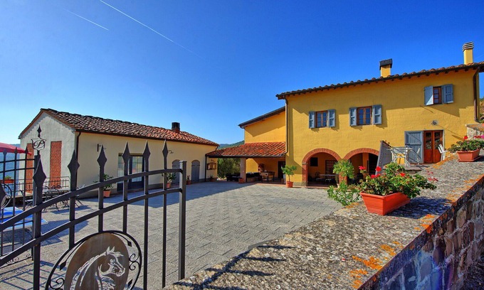 Montebonello Villa | Orciaia - Apartment with pool