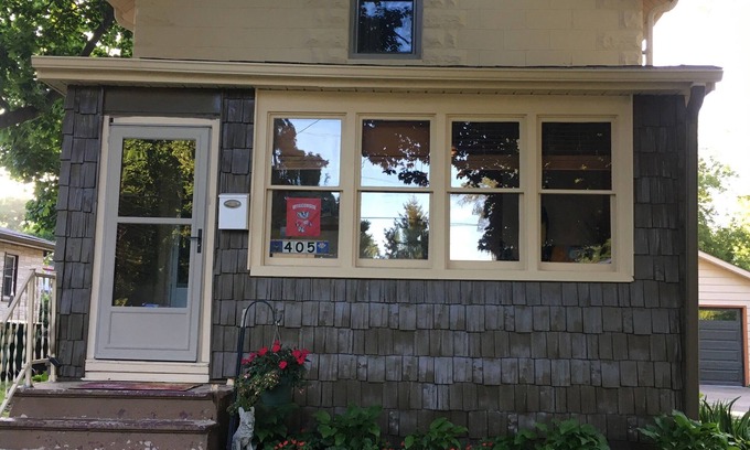 Madison House | Original cozy farmhouse homestead 2 blocks from the bike path and