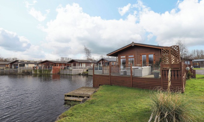 Tewitfield Cottage | OTTERS REACH, pet friendly, with a garden in Carnforth