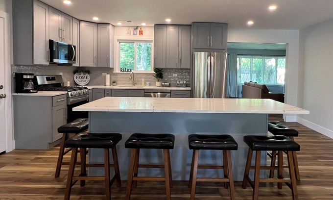 Des Plaines House | Our home is a perfect spot for a stay in Chicago area. Your home away from home!