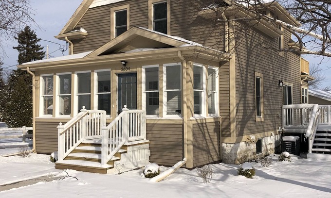 Oshkosh House | Overlooking Lake Winnebago on EAA flight path
