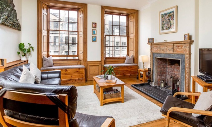 Old Town Apartment | Overlooks historic Royal Mile , 166 High Street, Old Town. City Centre