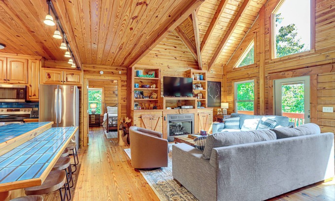 Ranger Cabin | 'Owl's Nest' Pet-Friendly Cabin w/Private Hot Tub