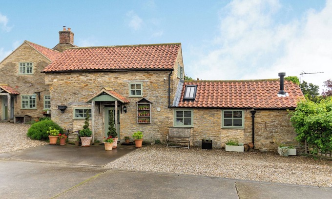 Scawton Cottage | OWL'S NEST, with open fire in Brandsby