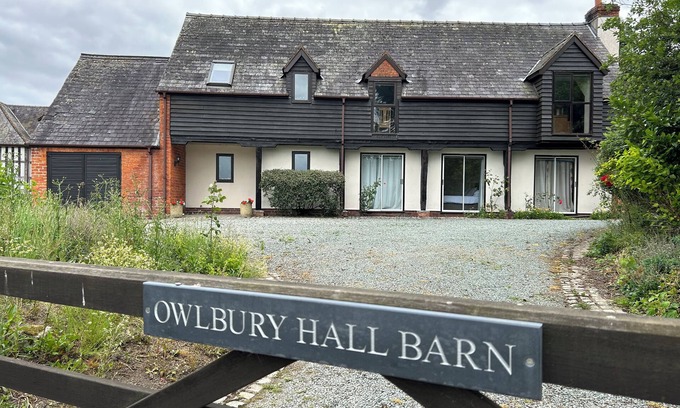 Hyssington Cottage | OWLBURY HALL BARN, pet friendly, with hot tub in Bishop's Castle