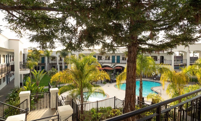 Pismo Beach Hotel | Oxford Suites Pismo Beach