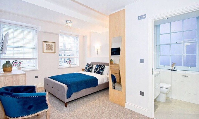 Temple Apartment | P5E Large bedroom with shower wifi desk air con