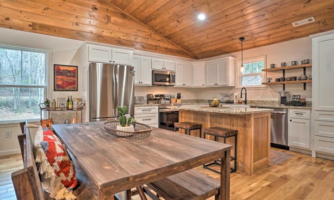 Tiger House | Painted Skies Upscale Getaway By Lake Burton!