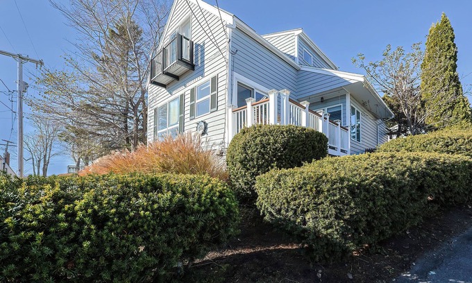 Gloucester House | Painter's Perch: Rocky Neck