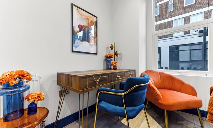 Barnes House | Palatial Style House Secs to Lovely River Walk