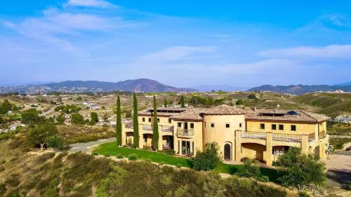 Temecula Villa | Palazzo Del Sol By AvantStay Breathtaking Home w Mountain Views Hot Tub