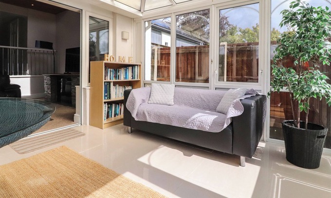 Burton Cottage | Palm Court