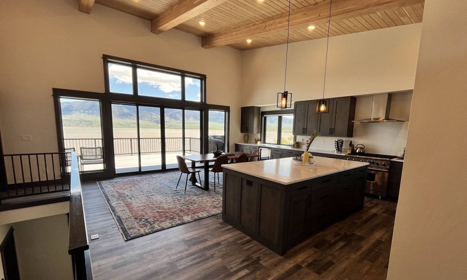 McAllister House | Panoramic Lakeview Cottage