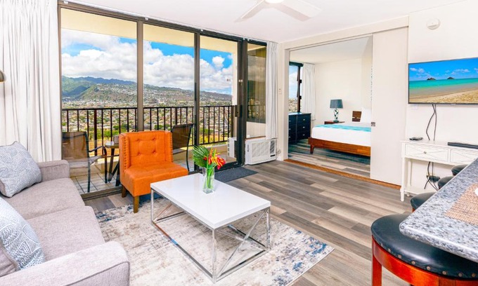 Waikiki Apartment | Panoramic Mountain View Condo with Free Parking!