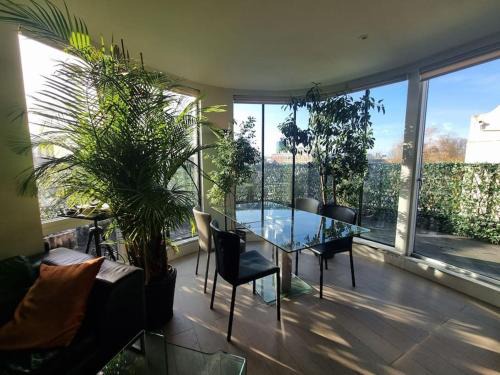 Clapton Apartment | Panoramic Pondview Penthouse