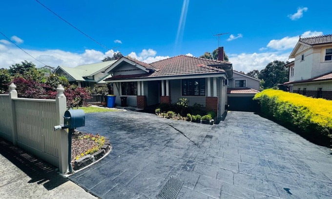 Kew House | Panoramic Tree view Melbourne city with Mini Golf