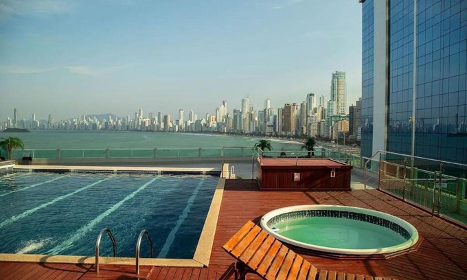 Pioneiros Apartment | Para casais, prédio beira mar, em frente à Roda Gigante