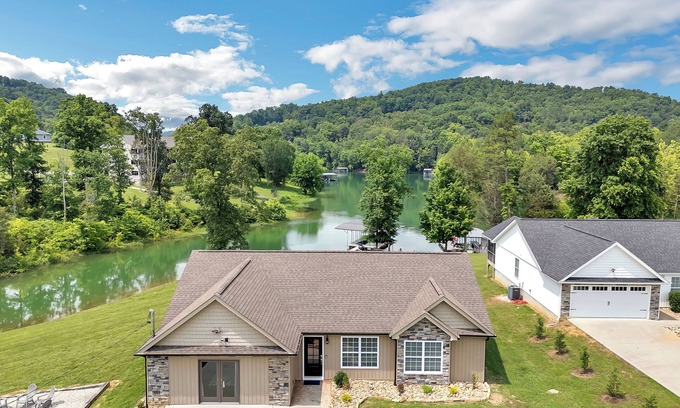 Maynardville House | Paradise Cove on Norris Lake w/Kayaks