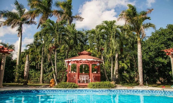 Palmetto Bay House | Paradise in Palmetto Bay, with Pool-BBQ-Gazebo.