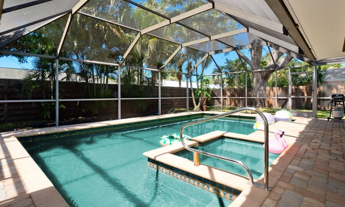 Palma Sola House | Paradise Palms - Private Heated Pool - 7 Mins to Anna Maria Island