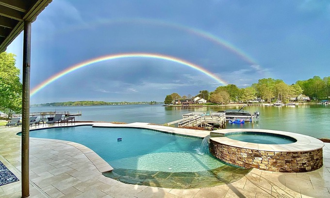 Denver House | Paradise Point , Surrounded by water !