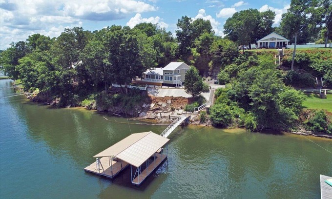 Crane Hill House | “Paradise to Me” Smith Lake Home- Only 10 minutes from Rock the South-sleeps 10