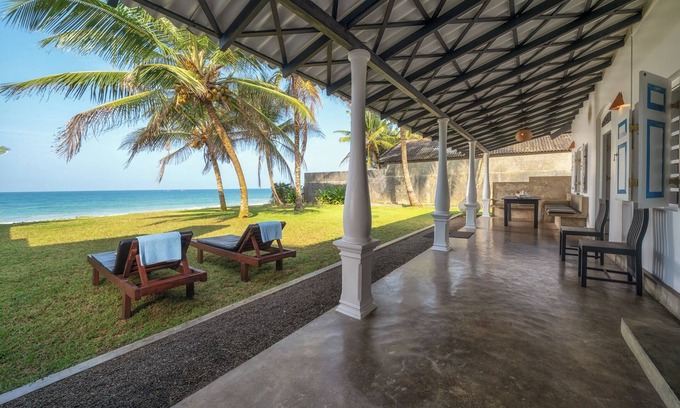 Dammakusala Mawatha Villa | Paradisiac front beach villa
