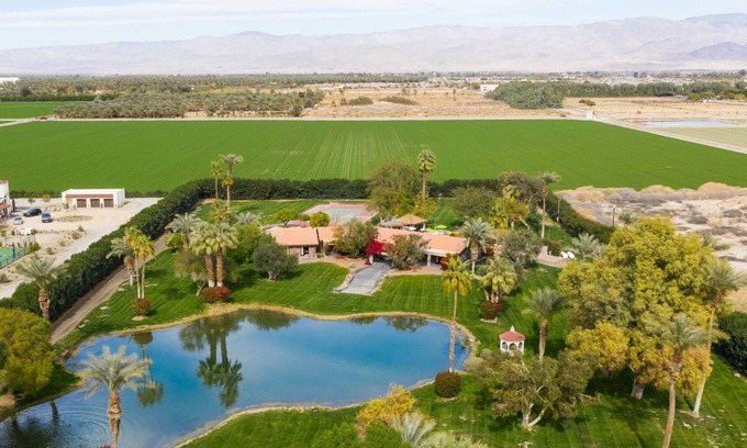 Palm Springs Cottage | Paradiso by Avantstay Pool, Lake, Fire Pit, & Billiards Room Elegant, Secluded Estate